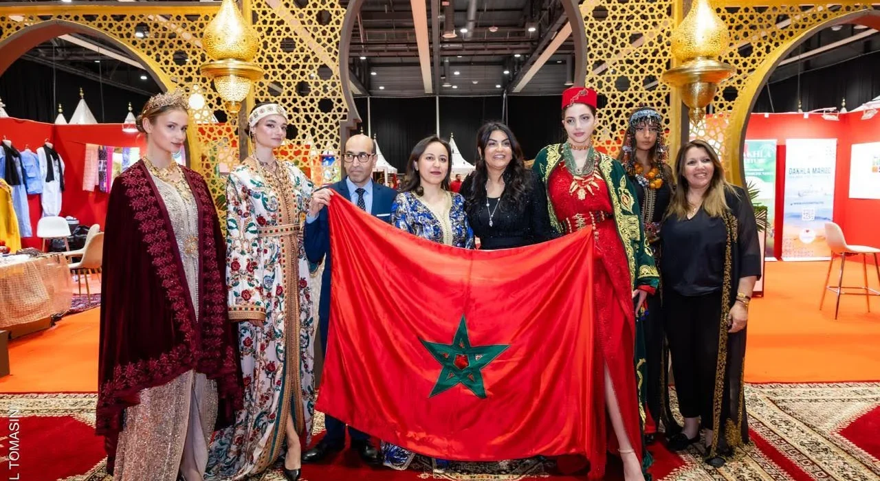 القفطان المغربي يبهر الحضور في فرنسا